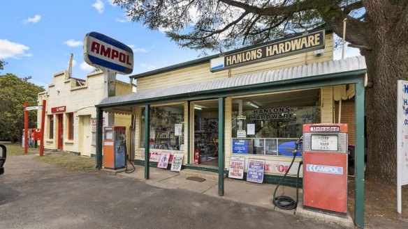 The new Grumpy Baker is taking up residence in Hanlon's Hardware Store, next to the historic service station in Bilpin.