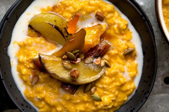 Spicy porridge with winter fruits.