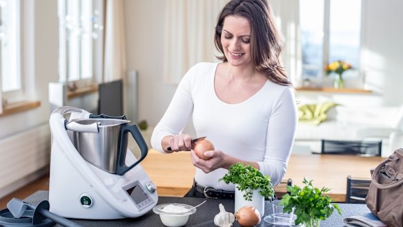 A newer model of the Thermomix has locking mechanisms on each side of the lid to hold it down in place.