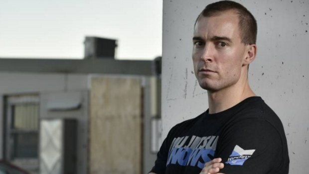 Cage fighter Marc Grayson came to the aid of a woman being bashed and robbed.