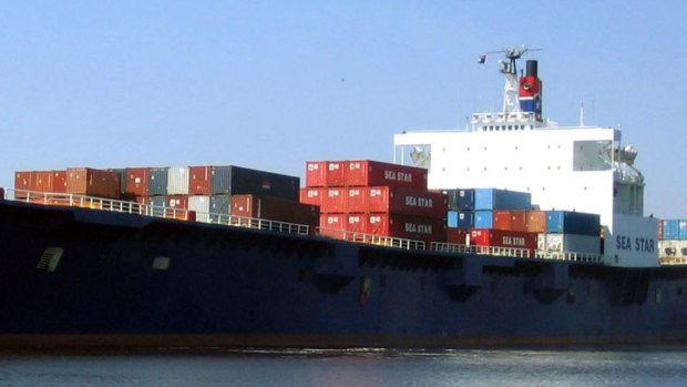US cargo ship El Faro is believed to have sunk after being caught in a Category 4 hurricane. The US Coast Guard has so far found debris and one body, and continues to search for survivors.