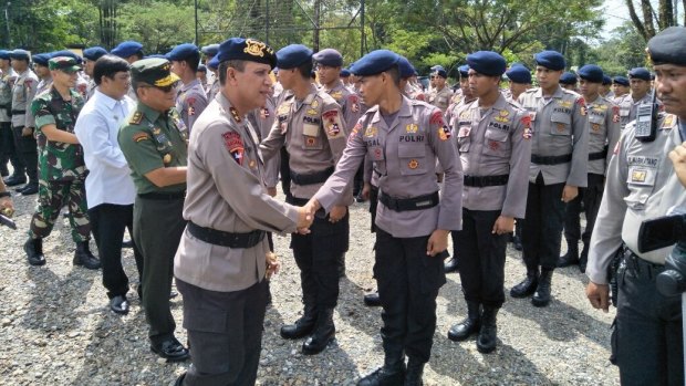 West Papua police chief and West Papua Armed Forces commander meet the troops.