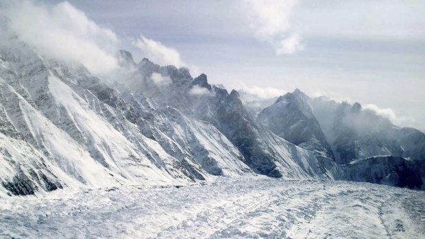 Five Italians and an Austrian have been killed in an avalanche.