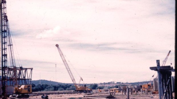 Lord William Graham Holford worked on the design of Lake Burley Griffin and its two
bridges. Undated photo of The Commonwealth Bridge under construction.