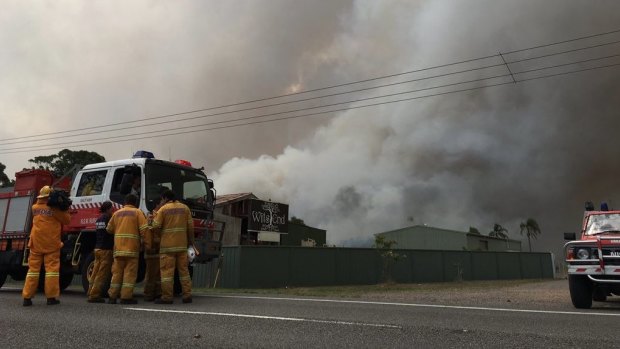Firefighters are working to contain a bushfire affecting residents in Tomago and Williamstown in Port Stephens.