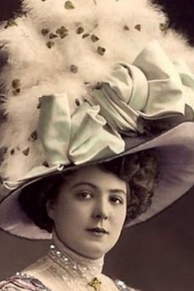 WW1-era fashion in ostrich feather hats.