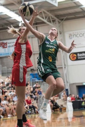 Dandenong's Aimie Clydesdale drives to the basket against Perth's Carley Mijovic. 