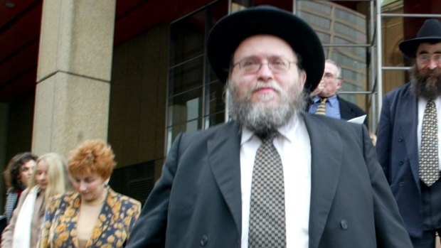 Rabbi Pinchus Feldman centre leaves the Supreme Court in Sydney accompanied by his wife Pnina left on Tuesday 8 July 2003. SMH News Photo by Andrew Meares asm. SPECIALX 222