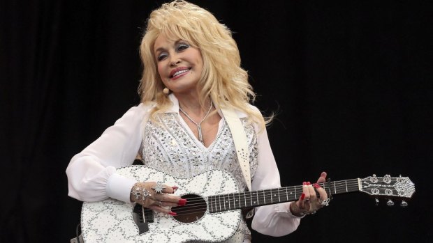 Dolly Parton is donating money to victims of the Tennessee fires.