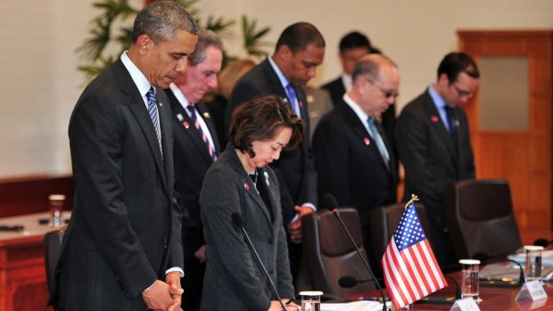 Barack Obama and officials pay a silent tribute to victims of the Sewol ferry at South Korea's presidential Blue House.