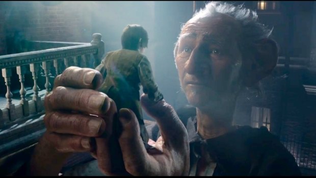 The BFG (Mark Rylance) takes Sophie (Ruby Barnhill) to be his companion. 