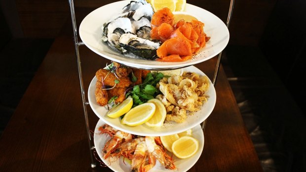 Have a seafood lunch at the Regatta Hotel.