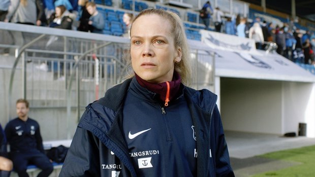 Ana Dahl Torp as coach Helena Mikkelsen