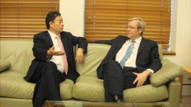 Kevin Rudd in talks with Chau Chak Wing.