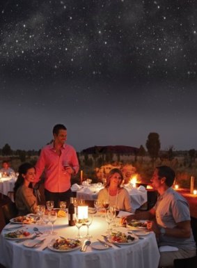 沉默的声音晚餐在南方的夜空。