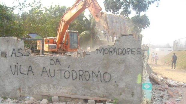 Bulldozers start demolitions at Vila Autodromo in October.