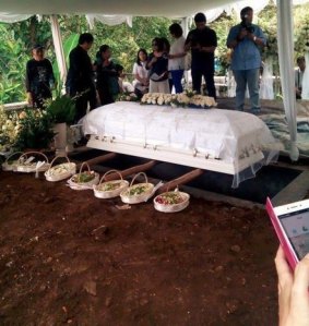 An image from Wayan Mirna Salihin's funeral.