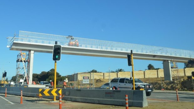 There'll be more night closures for Burns Beach Rd and the Mitchell Freeway to allow construction of a footbridge.