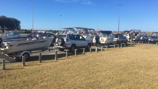 Chaos at Perth boat ramp as mercury soars to 38C