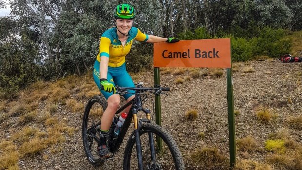 Two-time national champ Gracie Elvin has been forced to return to her roots after an airline bungle misplaced her road bike.