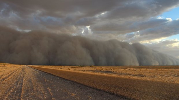 The dust storm blows in to Bedourie.