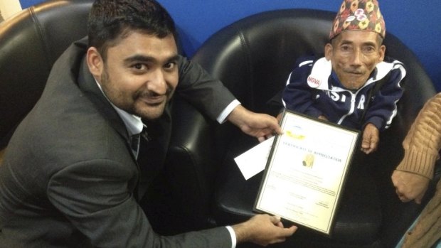 Amarjhit Khela presents a certificate of appreciation to the former shortest man in the world, Chandra Bahadur Dangi. 