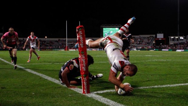 St George Illawarra winger Jason Nightingale scores a spectacular try against the Warriors.