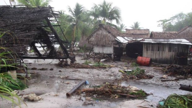 Cyclone Pam has caused major damage to homes and buildings in Kiribati and Vanuatu.