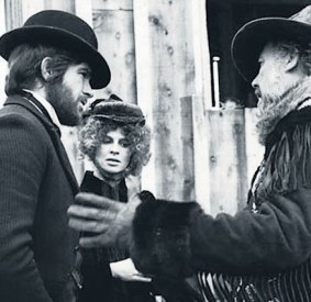 Beatty with Julie Christie and director Robert Altman on the set of McCabe and Mrs Miller.