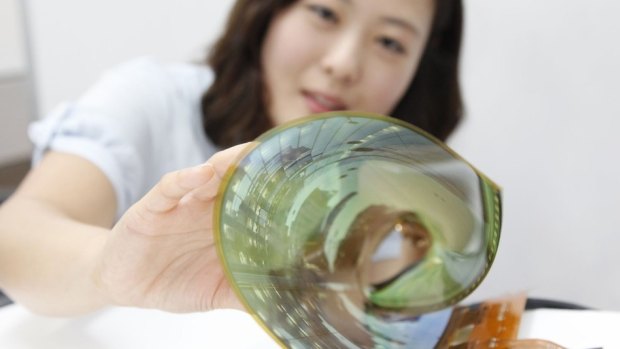 LG Display unveiled an 18-inch flexible OLED screen that can be rollup up to a radius of 1.2 inches.