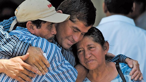 Alvarenga with his parents in El Salvador after his ordeal.