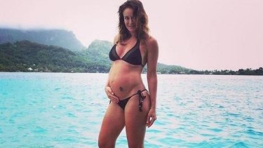 Michelle shows off her belly when she was six months pregnant.
