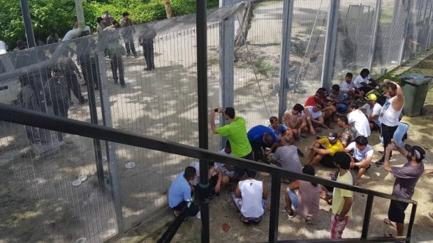 Asylum seekers held on Manus Island have urged Papua New Guinea to distance itself from Australia's refugee policy.