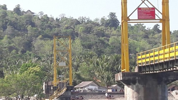 The collapsed "Yellow Bridge" linking Nusa Lembongan and Nusa Ceningan.  