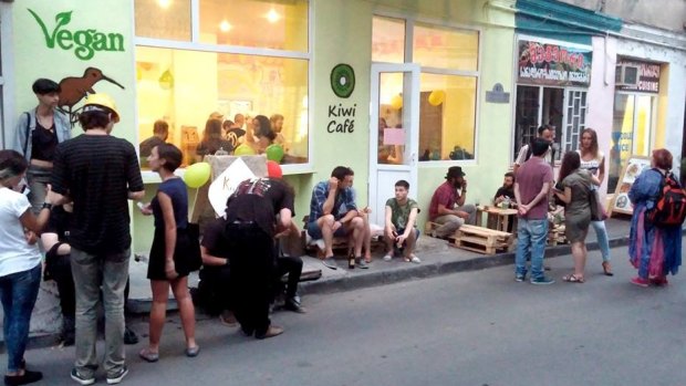 Bohemian Kiwi Cafe in Georgia was attacked by people wielding meat. 
