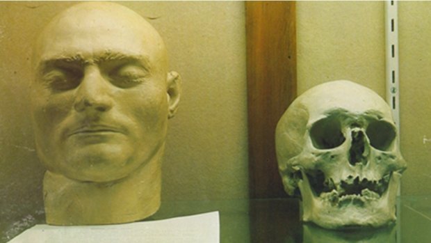 Ned Kelly's death mask and the skull believed to be his, exhibited at the Old Melbourne Gaol Museum before the skull was stolen in 1978.