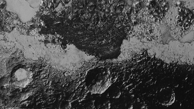 Does this image, taken by New Horizons from 80,000 kilometres away from Pluto, show dunes on the surface?