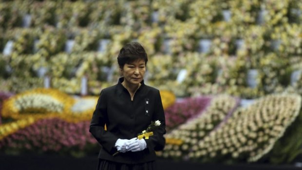 Park Geun-hye pays tribute to victims of the sunken Sewol passenger ship at the official memorial altar in Ansan.