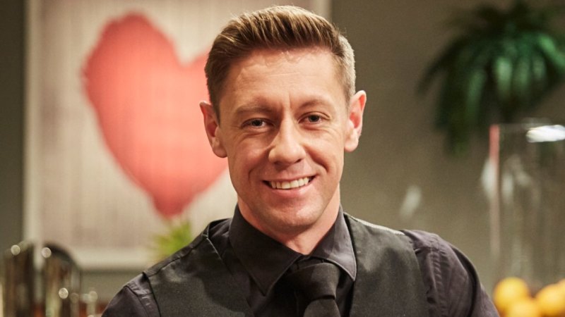 First Dates Australia 2016 Cam The Barman On Handling Flirty Contestants