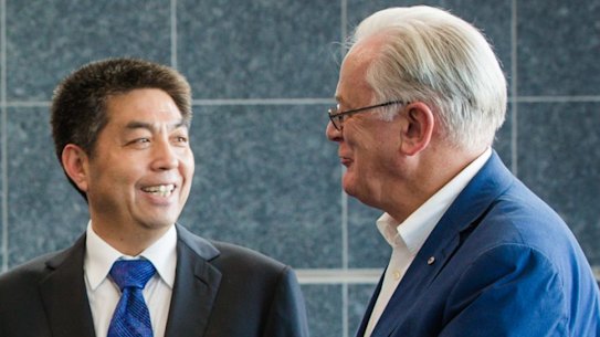 Ye Cheng, of Landbridge, and then trade minister Andrew Robb in 2015. 