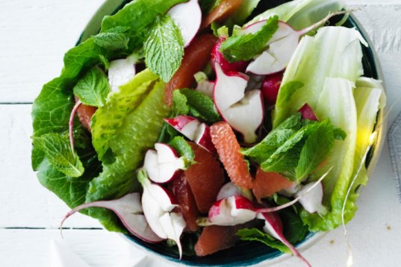 Salad with radish, grapefruit and mint dressing.