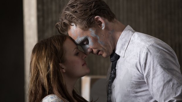 Elisabeth Moss as Helen with Tom Hiddleston in <i>High-Rise</i>.