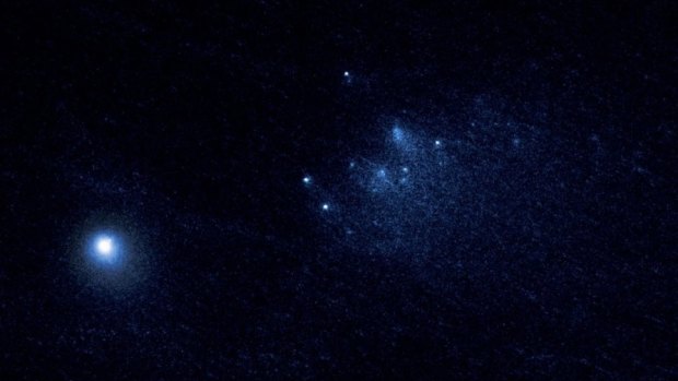 Comet 332P's nucleus, the bright object on the left, followed by a trail of debris 4800 kilometres long. 