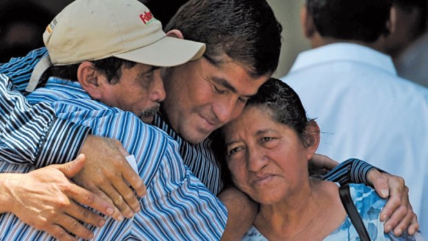 Alvarenga with his parents in El Salvador after his ordeal.