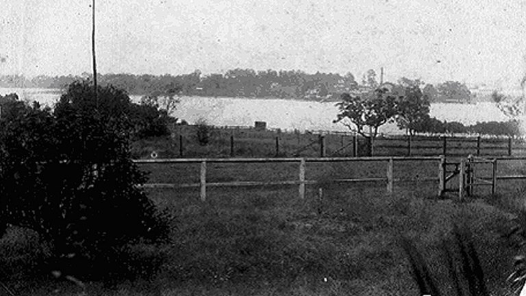 The Likely Site Of Woollarawarre Bennelong S Grave In Putney Up For Auction