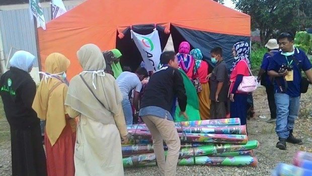 The people of Tamiang in Aceh donate food, clothes and toiletries to Rohingya refugees.