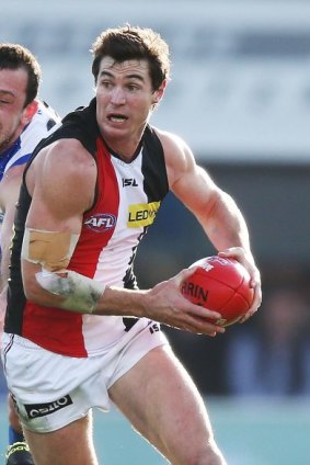 Lenny Hayes is joining the Giants.