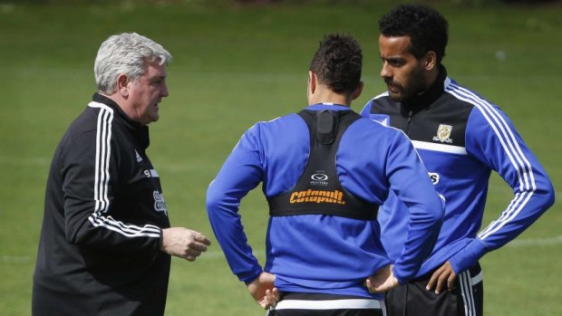 Battle for survival: Steve Bruce chats with players Jake Livermore and Tom Huddlestone.