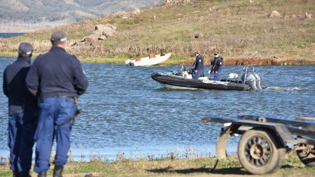 Police divers are set to join the search this morning for a man who disappeared in a boating accident in Split Rock Dam near Tamworth on Wednesday afternoon.
