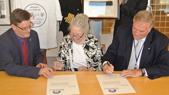 Signing the memorandum of understanding: director of the Australian National Maritime Museum Kevin Sumption, Dr Kathy Abbass; then ambassador to the US Kim Beazley.